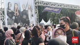 Konser Baru Mulai Malam, Fans BLACKPINK Sudah Padati GBK Sejak Siang
