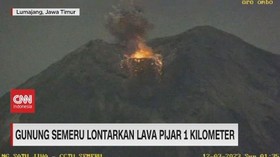 VIDEO: Gunung Semeru Lontarkan Lava Pijar 1 Kilometer