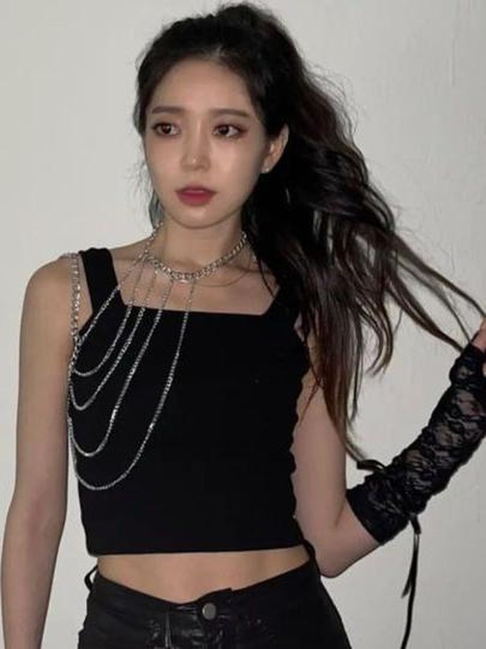 Ia juga bercerita kalau sebelum debut bersama FERRY BLUE, dirinya telah menjadi trainee selama bertahun-tahun lamanya, dan beberapa kali pindah agensi./ foto: instagram.com/jin_dozin