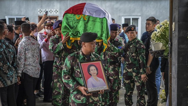 Panglima TNI Laksamana Yudo Margono mengenang jasa-jasa istri Jenderal TNI (Purn) Moeldoko, almarhumah Koesni Harningsih dalam memajukan Dharma Pertiwi.