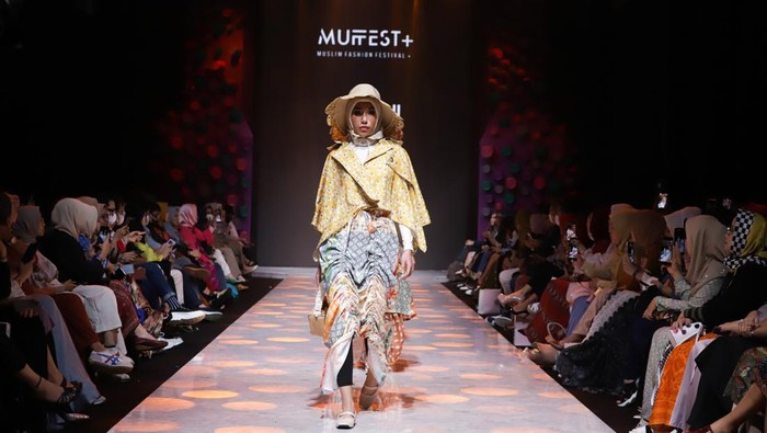 Eksplorasi Detail dan Motif di MUFFEST+ 2023, Ada Rancangan Melly Goeslaw