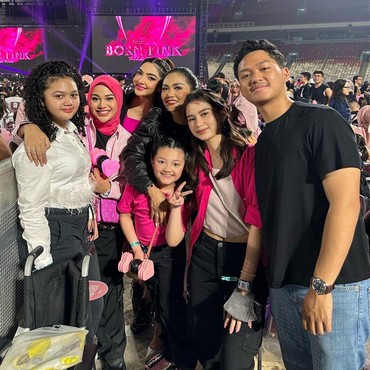 Ajak ART dan Sopir Nonton BLACKPINK di Kategori Paling Mahal, KD Banjir Pujian