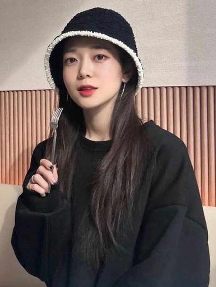 Ketika masih kuliah, Dojin harus meninggalkan kelas tepat di jam 10.00 agar ia bisa pergi berlatih. Ia juga selalu berlatih di hari libur nasional dan tidak pernah beristirahat sekalipun./ foto: instagram.com/jin_dozin