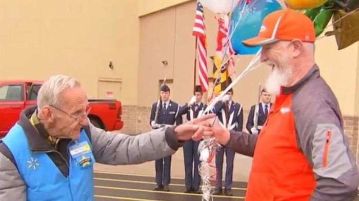 Kisah Haru Pekerja Walmart Berusia 82 Tahun yang Akhirnya Bisa Pensiun Berkat Bantuan Orang Asing