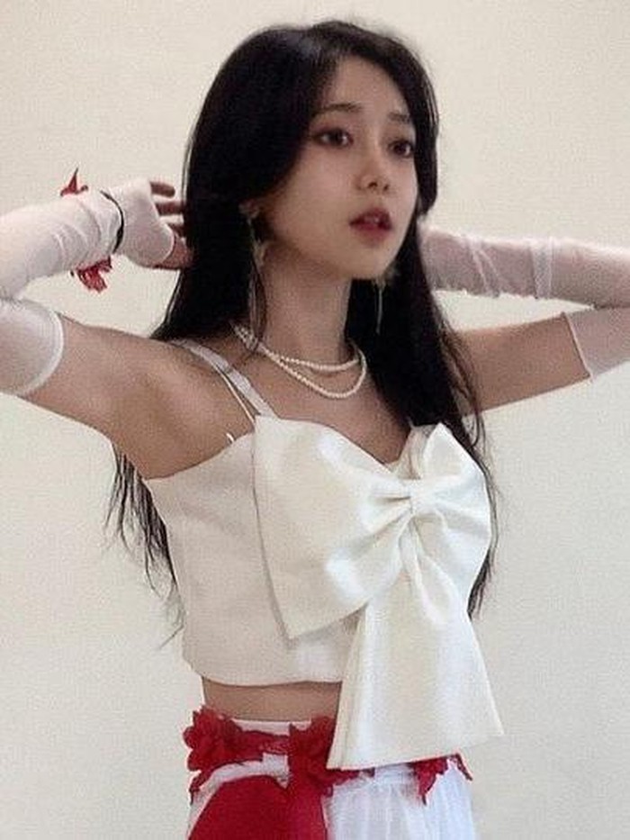 Lahir dengan nama Jin Dojin, perempuan kelahiran 21 Juni 1994 ini menjadi idol K-Pop perempuan generasi empat dengan usia paling tua yang debut./ foto: instagram.com/jin_dozin