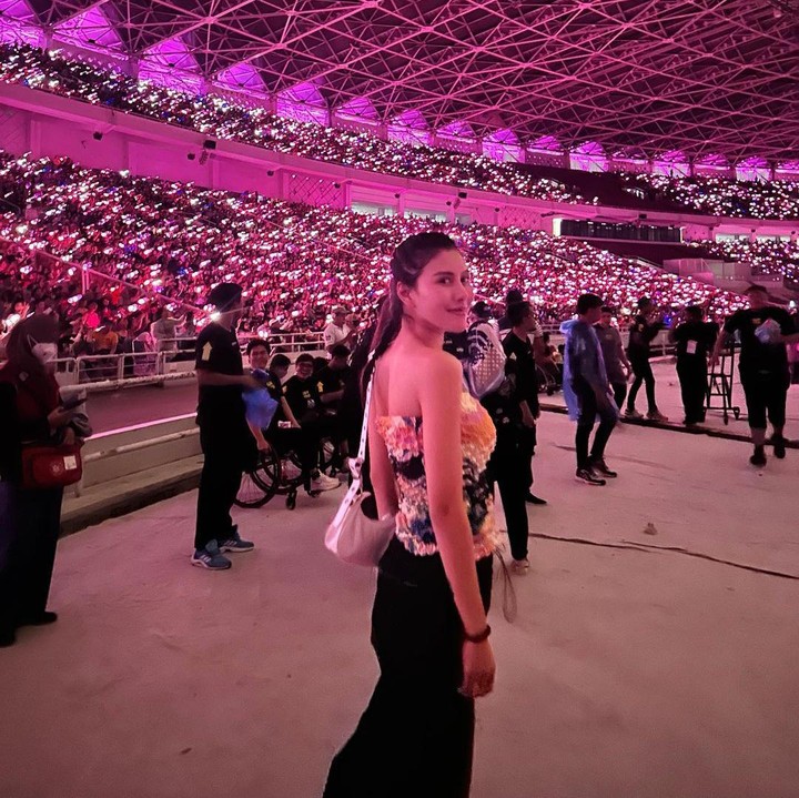 <p>Syahnaz Sadiqah juga tak mau ketinggalan. Bunda dua anak ini tampil dengan persiapan <em>outfit</em> kece saat menghadiri konser BLACKPINK. Adik Raffi Ahmad itu memakai busana <em>off shoulder</em> dan mengabadikan potret di stadion sebelum konser dimulai. (Foto: Instagram @syahnazs)</p>