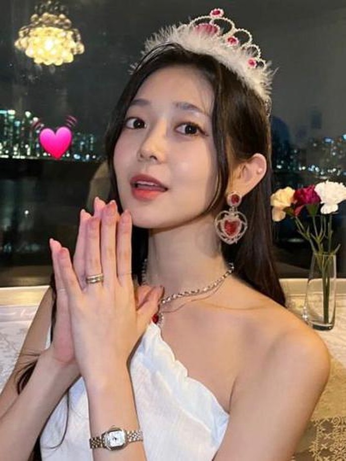 Namun setelah melihat kembali perjuangan dan waktu yang telah ia lalui, Dojin tidak pantang menyerah. Sekarang ia sangat bahagia bisa debut bersama dengan adik-adiknya yang berharga di FERRY BLUE. Tetap semangat untuk Dojin!/ foto: instagram.com/jin_dozin