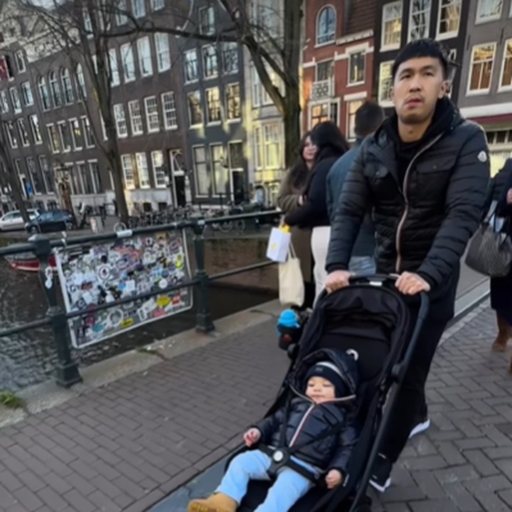 <p>Indra Priawan juga menjadi ayah siaga selama membawa putra mereka jalan-jalan di Amsterdam, nih. Ia mendorong Baby Issa memakai stroller ketika berkeliling kota. (Foto: Instagram @nikitawillyofficial94)</p>