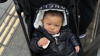 <p>Baby&nbsp;Issa terlihat menggemaskan dalam balutan outfit musim dingin ketika diajak jalan-jalan berkeliling kota. (Foto: Instagram @nikitawillyofficial94)</p>
