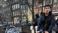 <p>Indra Priawan juga menjadi ayah siaga selama membawa putra mereka jalan-jalan di Amsterdam, nih. Ia mendorong Baby&nbsp;Issa memakai stroller ketika berkeliling kota. (Foto: Instagram @nikitawillyofficial94)</p>