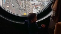<p>Dalam unggahan yang dibagikan, Baby&nbsp;Issa tampak sangat menikmati suasana di Amsterdam yang merupakan ibu kota Belanda, nih. (Foto: Instagram @nikitawillyofficial94)</p>