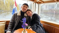 <p>Selain momong anak, Nikita Willy dan Indra Priawan juga menikmati momen mereka sebagai pasangan. Keduanya berpose mesra ketika menyusuri kanal di Amsterdam. (Foto: Instagram @nikitawillyofficial94)</p>