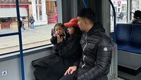<p>Pasangan yang menikah pada 2020 lalu ini juga membawa putra mereka naik kendaraan umum, Bunda. Keduanya kompak mengawasi bocah yang hampir berusia 1 tahun itu. (Foto: Instagram @nikitawillyofficial94)</p>