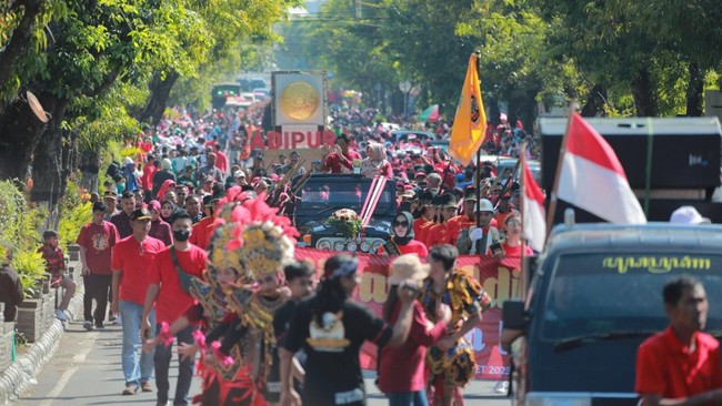 Pemerintah Daerah Kabupaten Klaten, Jawa Tengah, menggelar arak-arakan Piala Adipura pada Minggu (12/3).