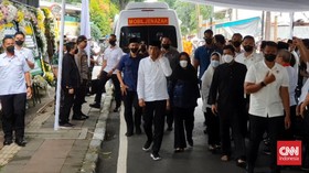 Jokowi Ditemani Iriana Melayat ke Rumah Duka Istri KSP Moeldoko