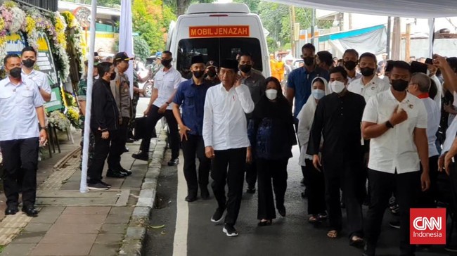 Jokowi melayat ke Kepala Staf Kepresidenan (KSP) Moeldoko di Menteng, Jakarta Pusat, bersama Ibu Negara Iriana Jokowi.