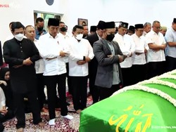Momen Jokowi Ikut Salatkan Jenazah Istri Moeldoko Koesni Harningsih