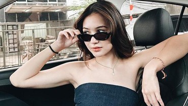 img-title 7 Gaya Sandrinna Michelle Pakai Baju Kemben hingga Pamer Pusar Tuai Kritikan