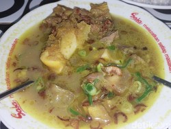 Sop Kikil Lorong Makassar yang Nikmat Ini Ludes dalam 3 Jam Saja!