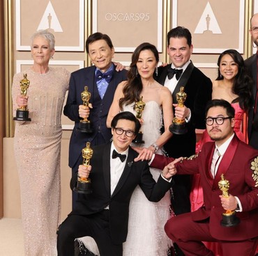 Ini Potret Wajah Bahagia para Pemenang Ajang Oscar 2023 Pamer Piala