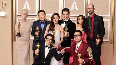 Ini Potret Wajah Bahagia para Pemenang Ajang Oscar 2023 Pamer Piala