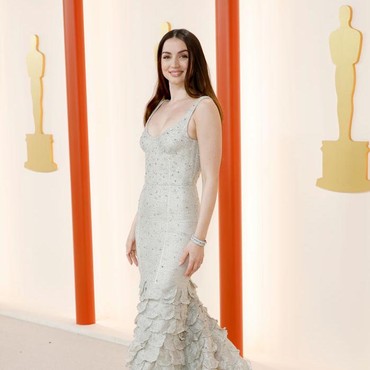 Intip Penampilan Mewah 10 Artis Cantik nan Seksi di Red Carpet Oscar 2023