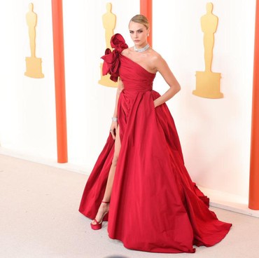 7 Penampilan Fresh Cara Delevingne di Oscar 2023 Usai Jalani Rehab