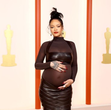 7 Gaya Rihanna Pamer Perut Hamil Pakai Gaun Transparan di Oscar 2023