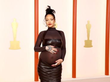 7 Gaya Rihanna Pamer Perut Hamil Pakai Gaun Transparan di Oscar 2023