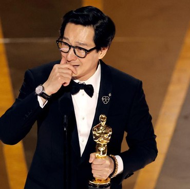 7 Potret Ke Huy Quan Aktor Berdarah Vietnam Nangis Sabet Piala Oscar 2023
