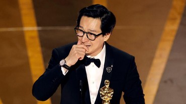 img-title 7 Potret Ke Huy Quan Aktor Berdarah Vietnam Nangis Sabet Piala Oscar 2023