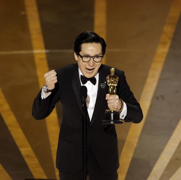 Ke Huy Quan Raih Oscar Pertama Berkat 'Everything Everywhere All at Once'