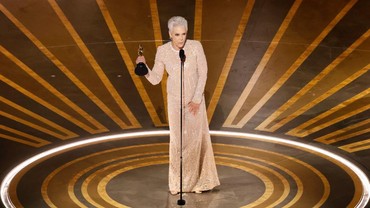 img-title Jamie Lee Curtis Menangkan Best Supporting Actress Oscar 2023