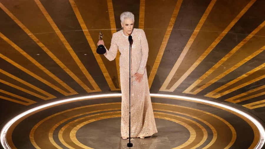 HOLLYWOOD, CALIFORNIA - MARCH 12: Jamie Lee Curtis accepts the Best Supporting Actress for 