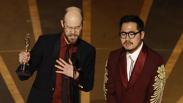 img-title Daniel Kwan & Daniel Scheinert Raih Sutradara Terbaik Oscar 2023