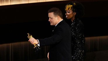 7 Potret Brendan Fraser Banjir Air Mata Raih Aktor Terbaik Oscar 2023