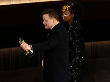 7 Potret Brendan Fraser Banjir Air Mata Raih Aktor Terbaik Oscar 2023