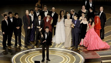 img-title Lengkap 7 Piala, 'Everything Everywhere All at Once' Gondol Film Terbaik Oscar 2023