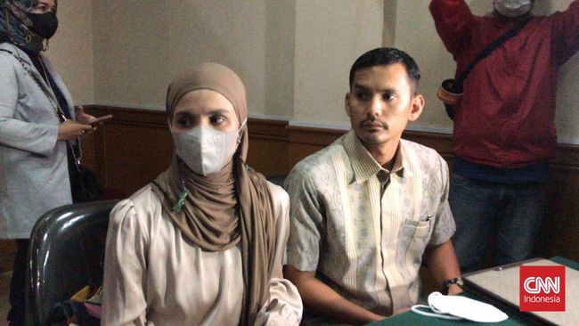 Agenda pertama dari rangkaian sidang gugatan cerai yang diajukan Aldila tersebut bertepatan dengan hari ulang tahunnya yang ke-37 tahun.