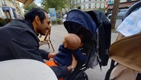 <p>Setelah dikaruniai anak pertama, Ario tampaknya tak berhenti membagikan momen kebersamaannya bersama Si Kecil. Salah satunya adalah saat dia menggendong anaknya menggunakan jarik. (Foto: Instagram@bayu_ario)</p>