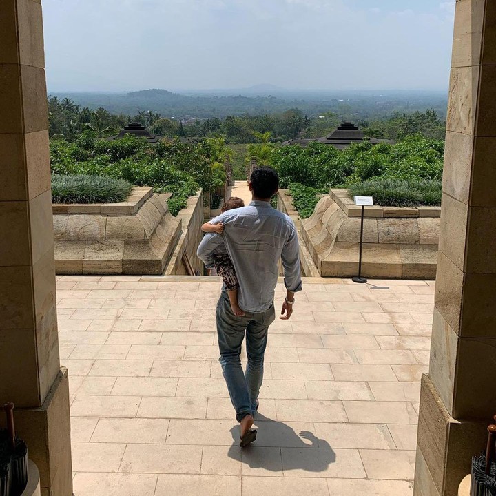 <p>Tak hanya itu, Ario pun sering membagikan potret menggendong anak bulenya dengan tangan kosong saat jalan-jalan, lho, Bunda. (Foto: Instagram@bayu_ario)</p>