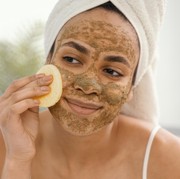 Kalau Ingin Cerah Glowing, Manfaatkan 6 Bahan Alami Ini untuk Membuat Scrub Wajah