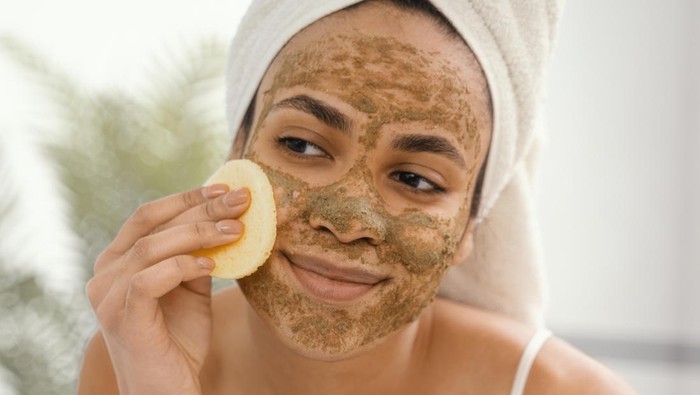 img-title Kalau Ingin Cerah Glowing, Manfaatkan 6 Bahan Alami Ini untuk Membuat Scrub Wajah