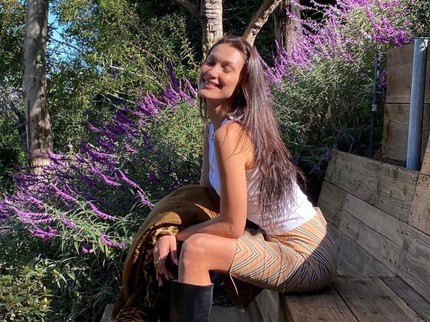 Rutinitas Kesehatan Mental Bella Hadid Hadapi Anxiety, Salah Satunya Journaling Bun