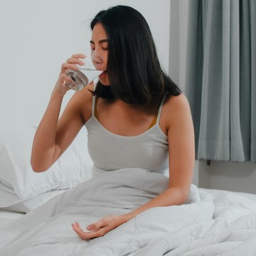 img-title Benarkah Minum Air Hangat Saat Perut Kosong di Pagi Hari Membawa Manfaat bagi Tubuh? Begini Kata Ahli!