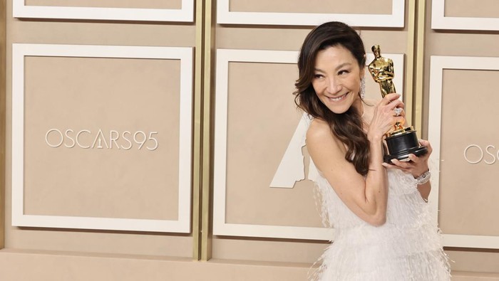 HOLLYWOOD, CALIFORNIA - MARCH 12: Michelle Yeoh, winner of the Best Actress in a Leading Role award for ‘Everything Everywhere All at Once’ poses in the press room during the 95th Annual Academy Awards at Ovation Hollywood on March 12, 2023 in Hollywood, California. (Photo by Rodin Eckenroth/Getty Images)