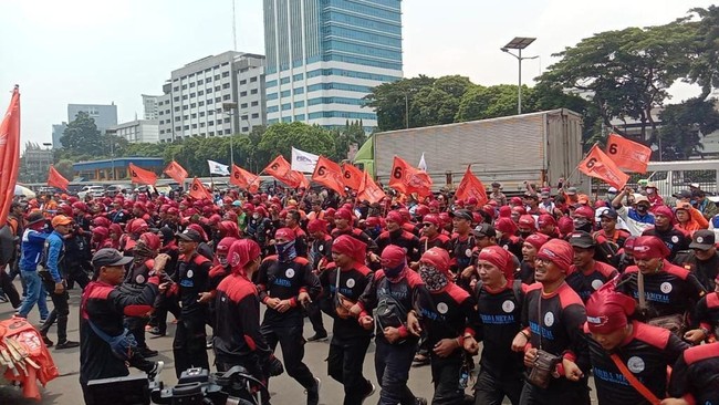 Ribuan anggota Partai Buruh dan serikat buruh menuntut pembatalan RUU Kesehatan di depan Gedung DPR MPR RI, Jakarta Pusat, Senin (13/3). 