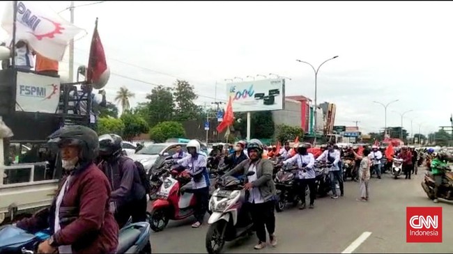 Massa buruh melakukan aksi menolak Perppu Ciptaker dan mendorong pengesahan RUU PPRT di depan kantor DPRD Sulsel