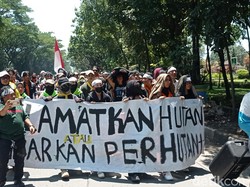 Demo soal Ranca Upas, Spanduk Bubarkan Perhutani Membentang