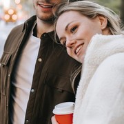 4 Zodiak Ini Dikenal Bucin, Selalu Menghujani Pasangan dengan Cinta dan Perhatian